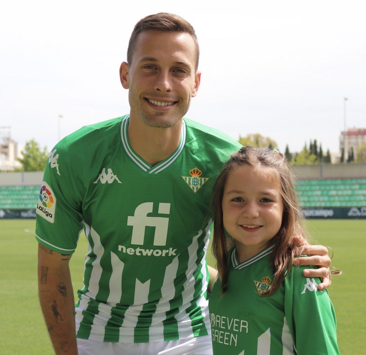 ElMagoBotas_'s tweet photo. Es un orgullo inmenso que tu club contribuya a hacer la vida un poco más fácil a la gente que verdaderamente lo necesita. El Betis, a través de su fundación, hace una labor encomiable.
Alba, Bruno, Jesús y Paola. 
Los 4 fichajes estrella del Betis en los últimos años.
Porque el Betis no es únicamente un equipo de fútbol.