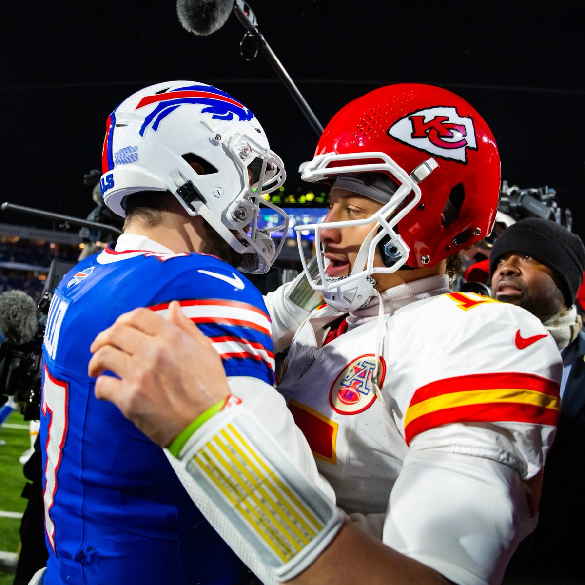 MLFootball's tweet image. LAST 20 GAMES, #BILLS QB JOSH ALLEN HAS BEEN MORE IMPRESSIVE THAN PATRICK MAHOMES
 
               Allen:     Mahomes:
TDs:     52            34
INTs:     19            18
QBR:     94.9       93.7
Record: 14-6      14-6
Turnovers: 24     21

ALLEN IS SPECIAL. 

(@HOFSteveTasker)
