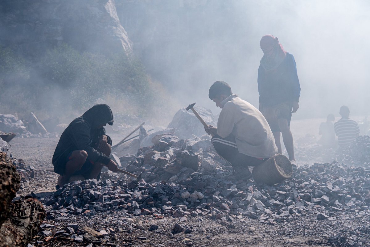 En Vallemí📍Concepción, esta escena se repite de lunes a lunes: Niños, niñas, mujeres y hombres adultos; toda la familia trabaja picando y cocinando piedras.

Trabajan por su cuenta, como la mayoría de los trabajadores de este país. 

Conoce su historia en este hilo 👇