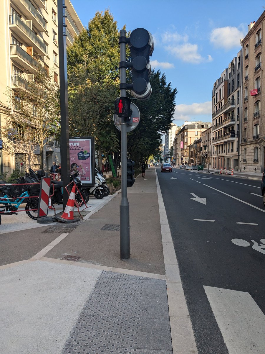 Elise_D_D's tweet photo. Nouvelle piste cyclable sur Péri à @Montrouge92... Y'a pas un truc qui cloche ? 🙄🙄 (et on est jetés n'importe comment dans le carrefour) #solutionVelo @MdbMontrouge @MDBIDF https://t.co/sVOtTCK5xF