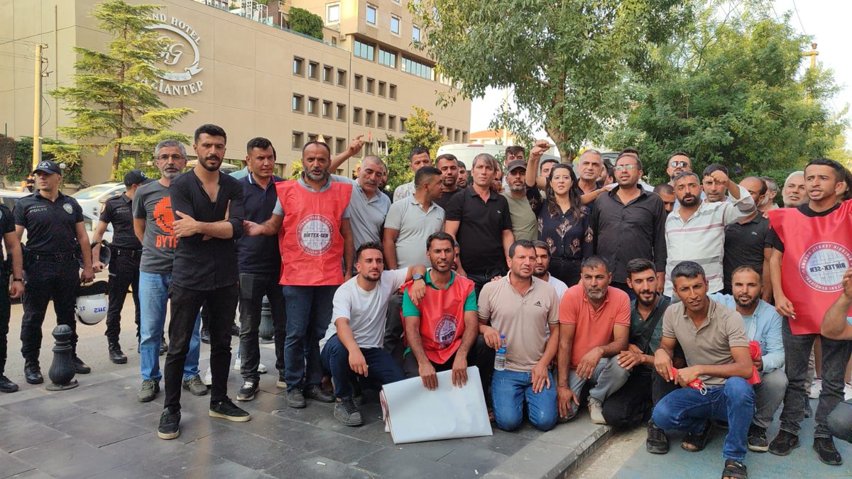 xalisari's tweet photo. 31 gündür direnişte olan #akcanlarişcileri haksız yere yalan kodlarla işten atıldı hakkını aramak için patronların hotelerin önünde  işkenceyle gözaltına alındığı, sesiz kalma Akcanlar patronuna ait #GrandHotel ve #DivanHotel
#OteldeSefaFabrikadaCefa
#AkcanlarİşçisiHakkınıAlacak https://t.co/9rnArOBLUK