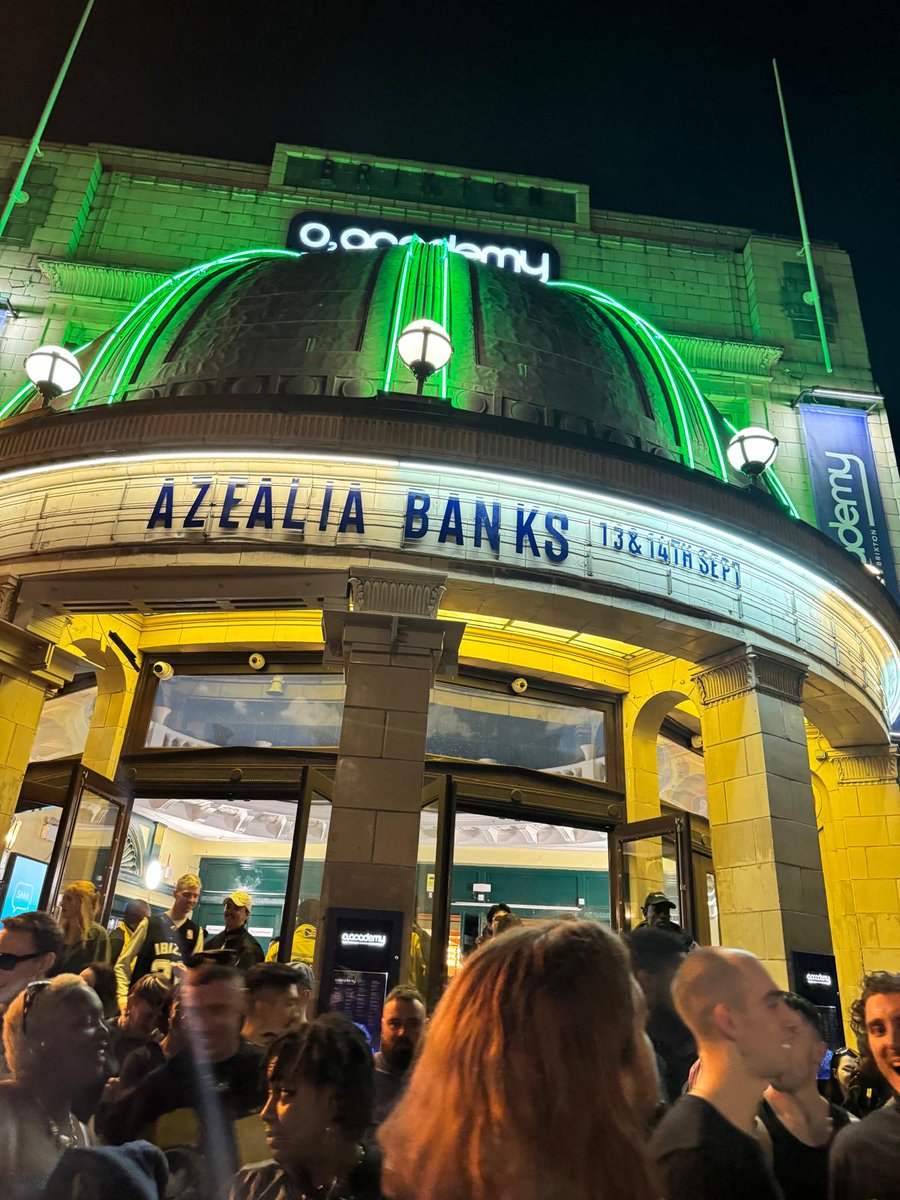 AmberDelaneyG's tweet photo. @b_bbridgetpr @CHEAPYXOMIAMI Tbf I would have been disappointed to see the EXACT same fit as the Anna Wintour vid, but it would definitely have been safer for sis. 

Miss Banks smashed it in London on Fri 13th Sept, but I now understand the limited dancing!

#ProtectThatButt 
#protectblackwomenandgirls https://t.co/6mTTwdEffC