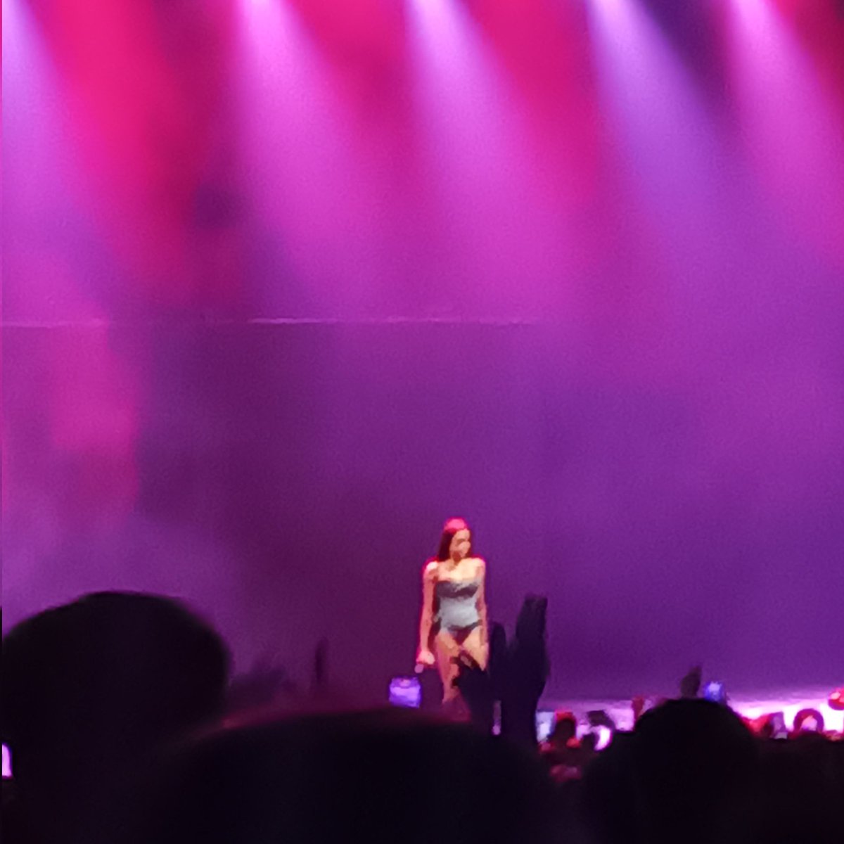AmberDelaneyG's tweet photo. @b_bbridgetpr @CHEAPYXOMIAMI Tbf I would have been disappointed to see the EXACT same fit as the Anna Wintour vid, but it would definitely have been safer for sis. 

Miss Banks smashed it in London on Fri 13th Sept, but I now understand the limited dancing!

#ProtectThatButt 
#protectblackwomenandgirls https://t.co/6mTTwdEffC