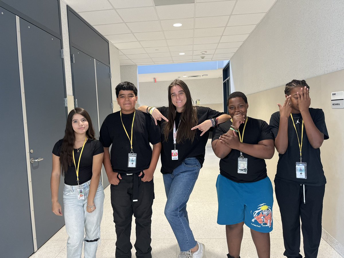 When you and your crew all come matching at school together 🖤