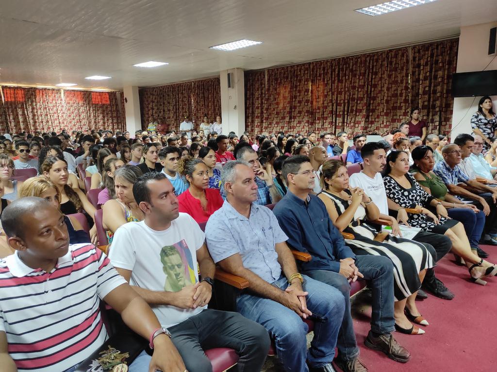 BYuniaky's tweet photo. Participamos en el acto de bienvenida al nuevo curso escolar en la UNAH, felicidades a los que inician para convertirse en hombres de bien y que aporten al desarrollo de #Cuba.
@DiazCanelB 
@DrRobertoMOjeda https://t.co/keFybi9ay4