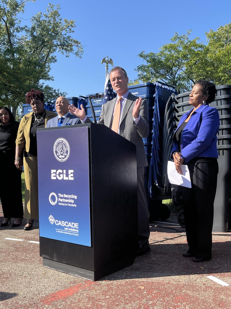 MichiganEGLE's tweet photo. Over 60K free curbside trash and recycling bins are being distributed to Flint residents! ♻️

With a $1M grant from EGLE and $3.3M from the @RECYPartnership, this initiative aims to boost recycling from 624 tons to 5,400 tons annually! https://t.co/6fgBvldpGP

#P2Week #MIRecycles https://t.co/k8dg19SHP7