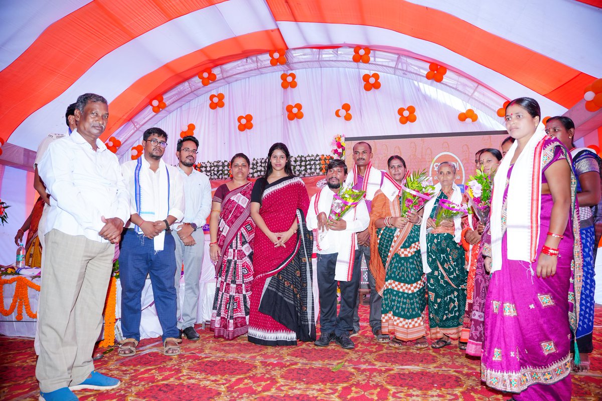 BDOAthmallik's tweet photo. ଆଜି ସୁଭଦ୍ରା ଯୋଜନା ର ଶୁଭାରମ୍ଭ, ସ୍ୱଚ୍ଛତା ହି ସେବା ଏବଂ PMAY-G (କାର୍ଯ୍ୟାଦେଶ, ଗୃହପ୍ରବେଶ ), ସାଂସ୍କୃତିକ କାର୍ଯ୍ୟକ୍ରମ ଭିଡିଓ ମାଧ୍ୟମରେ ସିଧା ପ୍ରସାରଣ ଆଠମଲ୍ଲିକ ମିନି ଷ୍ଟାଡିଅମ ଠାରେ ଆୟୋଜିତ ହୋଇଥିଲା l #GhareGhare_SUBHADRA #mubiSubhadra @angul_dm @PRDeptOdisha @odisha_subhadra @IPR_Odisha https://t.co/3cUp0DmreL
