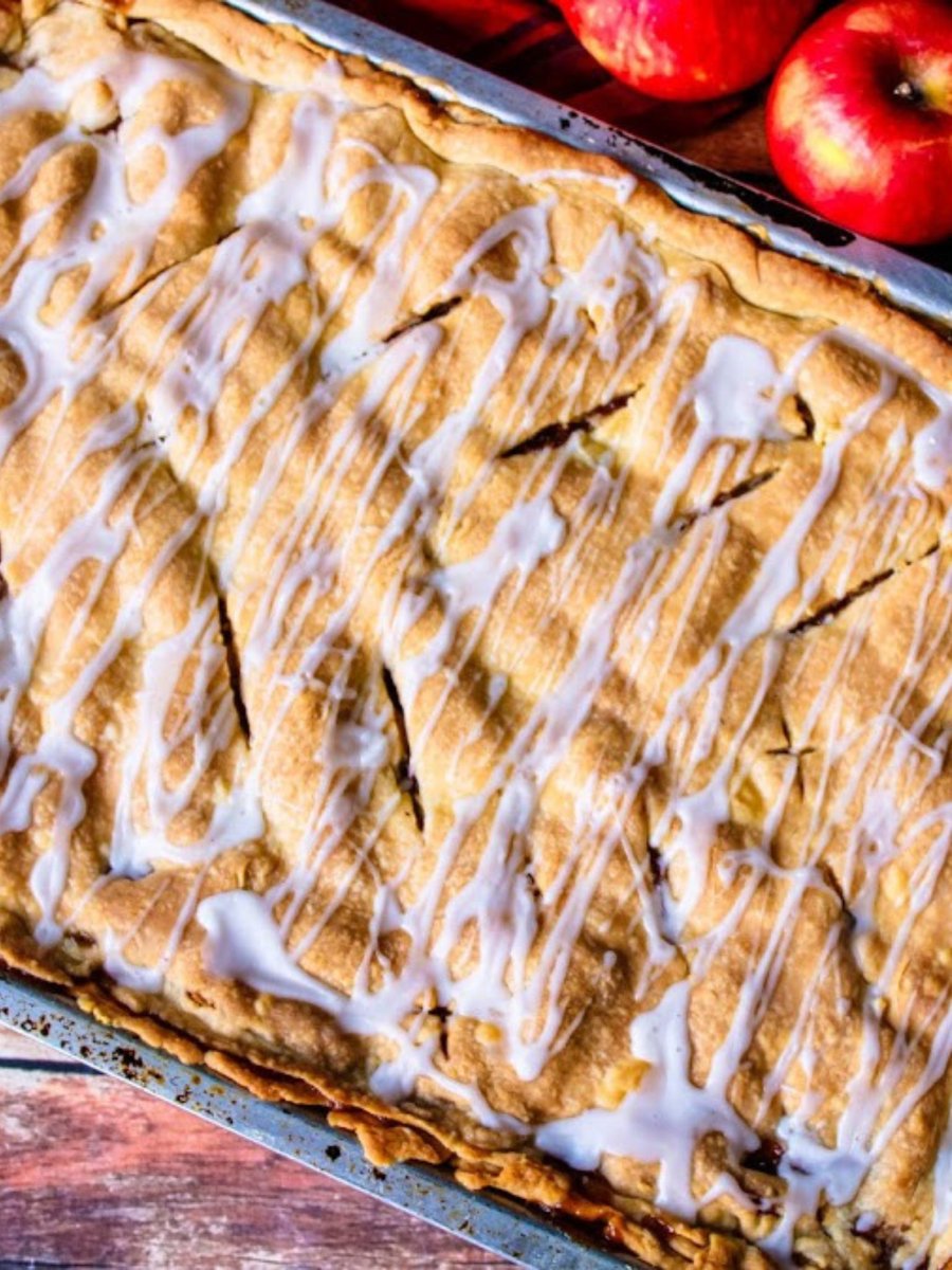 This is a delicious apple slab pie recipe with a crust that is flaky and rich 🍎 justapinch.com/recipes/desser…