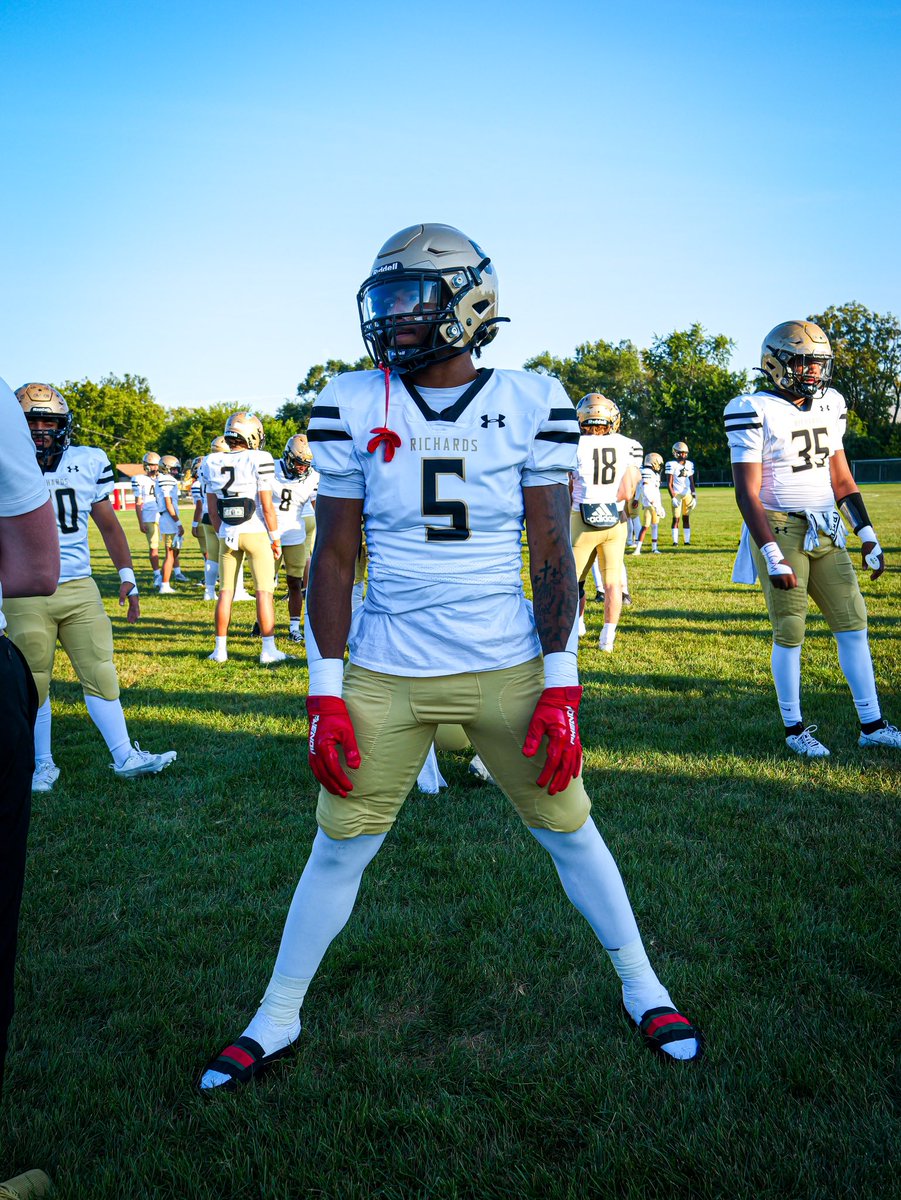 Week 1-3 Highlights! (Best plays)
⭐️ 8tds 
⭐️ 442 AP yards 
⭐️15 tackles 
#stayonnatside   
hudl.com/v/2Q7xSL