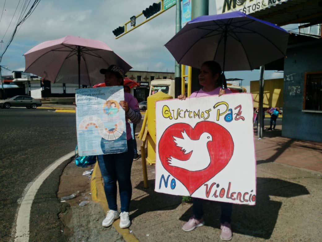 Defensoras Comunales desplegadas en la plaza Bicentenaria del Cerro del Gallo llevando formación y conciencia a la ciudadanía.

#IMMUJER #Caroní

<a href="/NicolasMaduro/">Nicolás Maduro</a> <a href="/OviedoPSUV/">Tito Oviedo</a>
