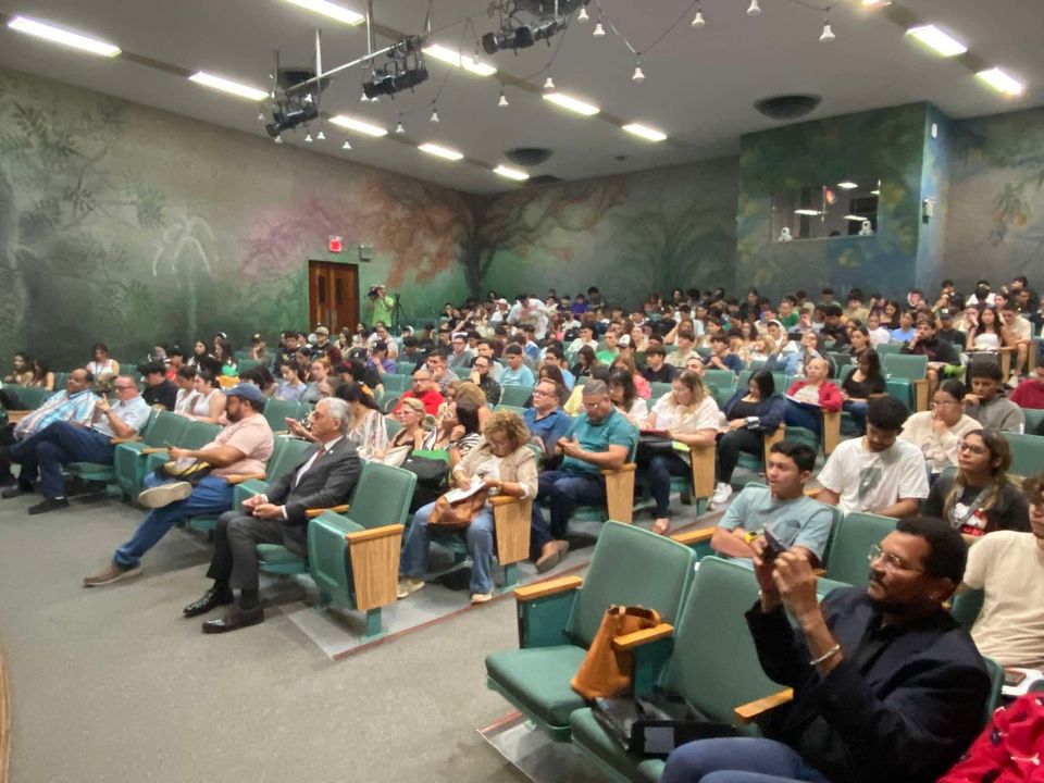 uprm's tweet image. IMPORTANTE ESCRITOR MEXICANO VISITA EL RUM
“Conversando con Lauro Zavala: La minificción bajo el microscopio”. 
Agradecemos a Humanidades PR por su auspicio y al XII  Congreso Internacional de Minificción por su organización.
#UPRM #LauroZavala #RUM #ESHI #EstudiosHispánicos