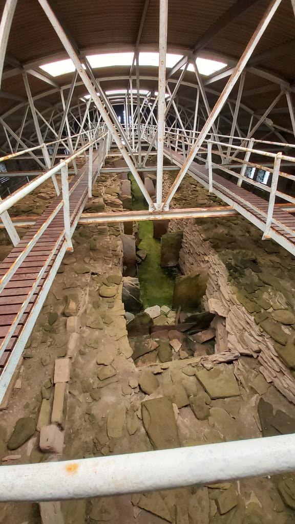 MrsKBrunsden's tweet photo. The 3rd #Neolithic #chamberedcairn of our day in #Rousay #Orkney was Midhowe, the Great Ship of Death. The tomb is protected by a modern hangar & can be viewed from walkways above. 32.5m long, it is by far the largest of the tombs on the island. #TombTuesday
📷my own Aug '24 https://t.co/ytx5DfCGVI