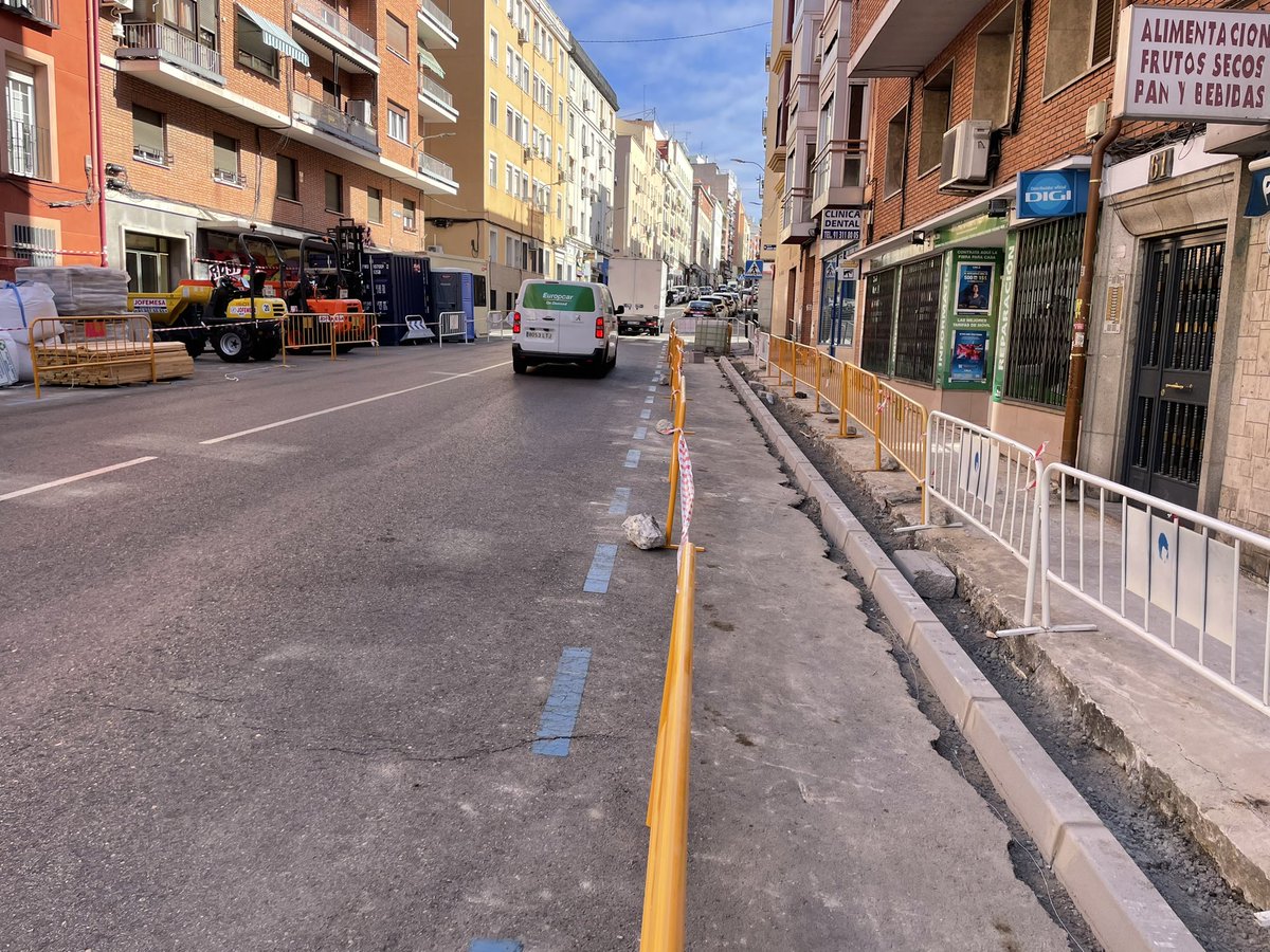 Fue bonito soñar hasta que…
El alcance de las obras = ampliaciones de UN PALMO. 
En tramos tan anchos como éste, levantarlo todo para dejarlo (casi) igual. El nivel de ambición y compromiso nulos