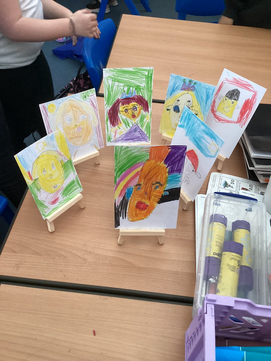 This week was our first Art club. We drew and coloured in our own self portraits. We then displayed them on our easels 🎨 we really enjoyed it! <a href="/minigreyclass/">Mini Grey Class</a> @DonaldsonClass1 <a href="/OliverJYear2/">Oliver Jeffers Class Year 2</a>