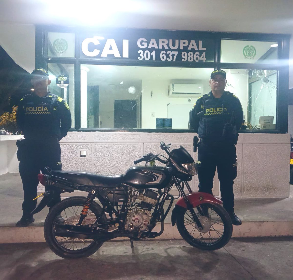 🚨🏍️ #Recuperada| Motocicleta boxer CT-100, en la invasión Los Guasimales de #Valledupar, esta fue hurtada en el barrio Villa Míriam bajo la modalidad de engaño.

👮🏻‍♂️🚔 La oportuna denuncia del afectado al CAI #Garupal, permitió activar el plan candado y lograr esta recuperación.
