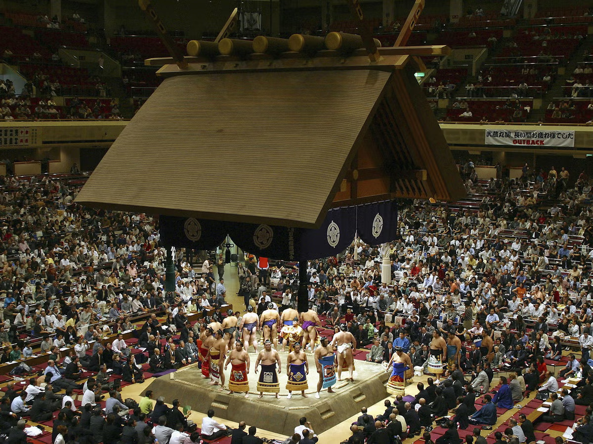 MigClass's tweet photo. If you liked the UFC Noche cultural aesthetics in the Sphere like the ring card girl outfits, let me remind you that Grand Sumo has unparalleled aesthetics every single tournament. https://t.co/Yx4VzAH38H