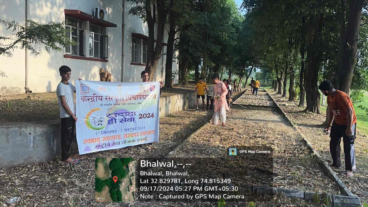 केंद्रीय संस्कृत विश्वविद्यालय, श्री रणवीर परिसर की राष्ट्रीय सेवा योजना इकाई के स्वयंसेवकों ने #स्वच्छता ही सेवा# कार्यक्रम के अंतर्गत परिसर के क्रीड़ा मैदान पर स्वच्छता अभियान संचालित किया।
#स्वभाव स्वच्छता, संस्कार स्वच्छता#
<a href="/_NSSIndia/">NSS India</a> 
<a href="/CentralSanskrit/">CENTRAL SANSKRIT UNIVERSITY</a> 
<a href="/NssrdD/">NSS Regional Directorate Delhi</a>