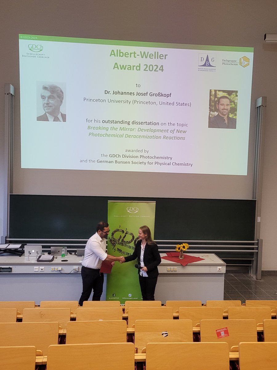 Stefanie Tschierlei presenting the Weller awardees Dr. Felix Glaser and Dr. Johannes Großkopf. They got the award for their outstanding PhD thesis. <a href="/PhotochemGDCh/">GDCh Division of Photochemistry</a> <a href="/GDCh_aktuell/">GDCh</a>