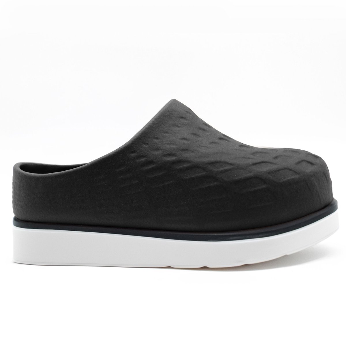 Our robotic technology and MYCOTEX material can be used to create full uppers that are fully seamless and have parametric 3D textures that are not possible to create with regular embossing plates. Send us a message for a collab!