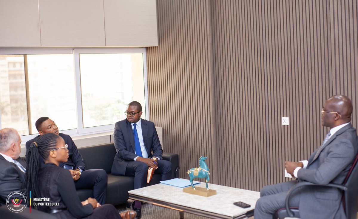 mbute_albert's tweet photo. 🚨#RDC_Ministère_du_Portefeuille.
Ce mardi 17 sept 2024,le patron du PF,SEM @JLBussa ,a reçu en audience ds son cabinet de travail,la délégat° de la Sté #TRIOMF (Sté de production d engrais chimiques).La relance d Eses & Stés d'econ mixte est prioritaire pr le dével.écon.du pays https://t.co/6MY2ul7FMJ