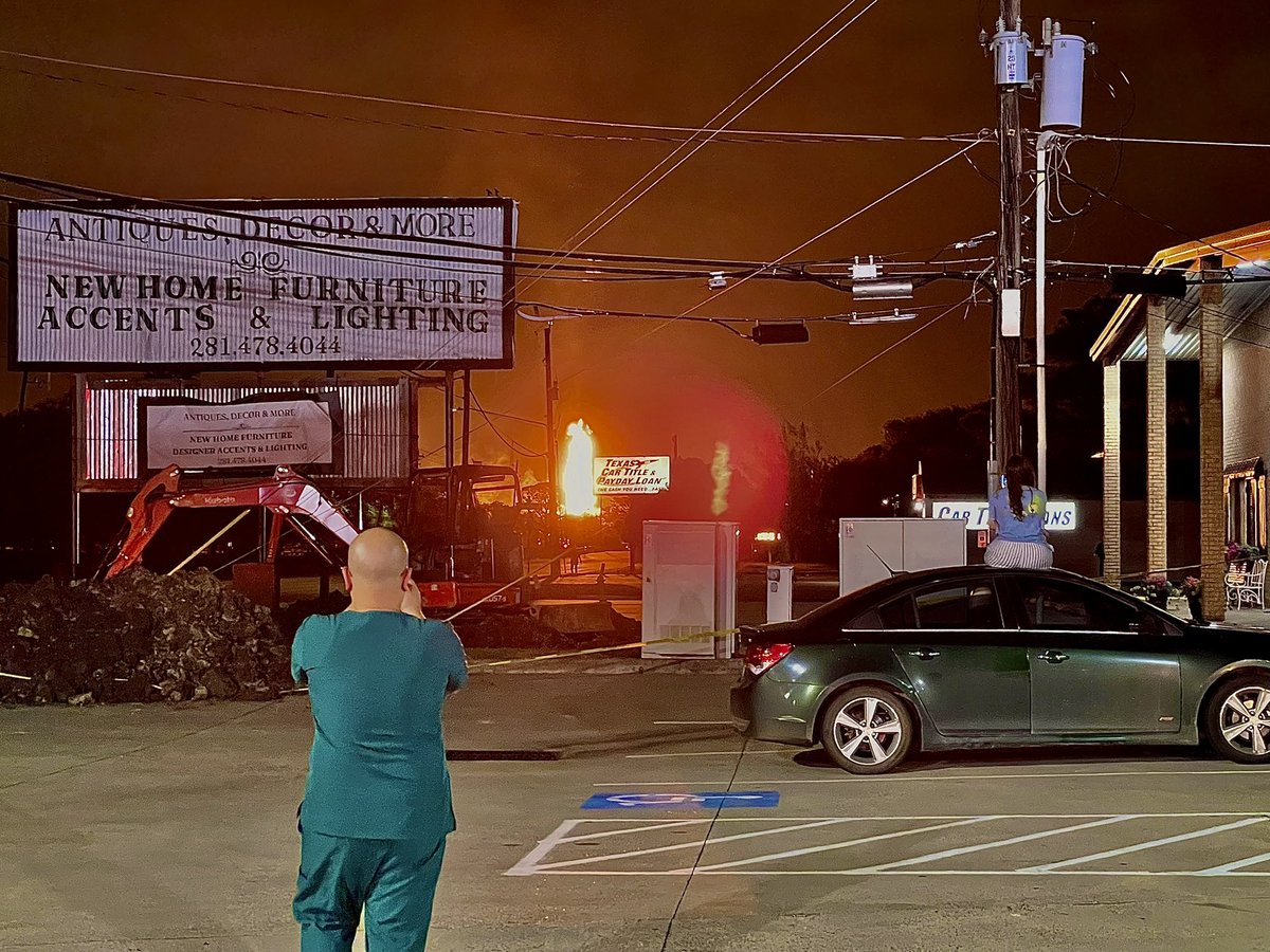 FencelineWatch's tweet photo. Update- Energy Transfer 20inch diameter pipeline explosion 9/16/24 at 10:23pm. #EnergyTransfer stated fire will continue until substances burn off. Residents displaced as voluntary evacuation still in effect. Power outages continues to affect thousands. #pipelineexplosion https://t.co/kn78AyxI9v