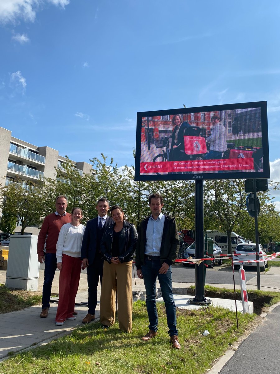 Aan De Vlaskouter en de Brugsesteenweg staan twee gloednieuwe digitale infoschermen. Deze worden gebruikt om inwoners op de hoogte te brengen van de belangrijkste nieuwtjes maar ook lokale handelaars krijgen de mogelijkheid om te adverteren. #cityscreens
kuurne.be/nieuws/twee-ni…