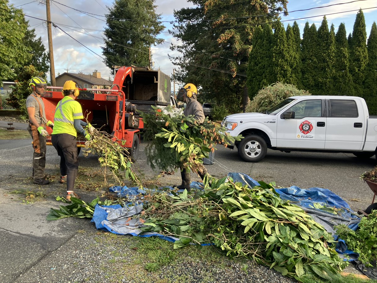 This past Saturday, we hosted a successful Wildfire Community Preparedness Day mobile chipping event in rural Brentwood! A total of 45 properties participated, and we removed over 20 cubic yards of chipped material!
#firesmartbc #firesmartcanada #WildfirePrepDay