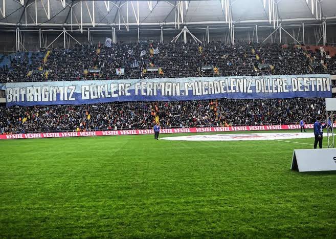 Bu bir kurtuluş savaşıysa eğer topyekün savaşmalıyız.
Şu dönemde alınacak bir puan bile altın değerinde. Şehri ayağa kaldırmak, taraftarı stada çekmek gerek.Sahada topçular, tribünde taraftar son nefesine kadar savaşmalı.
Bunun içinde en önemli husus pahalı bilet fiyatlarının