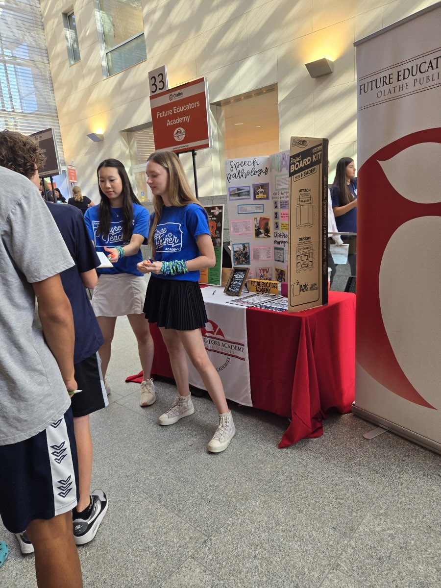 OlatheFutureEd's tweet photo. FEA students ready to share the incredible opportunities @OlatheSchoolsHR student have if they choose TEACHING as their future career! @Olathe21st @OlatheCTE exposure to careers @JCCCtweet helps students envision their future
#FEA #careerfair #futureteacher #futureed https://t.co/ow2IAEsK0w