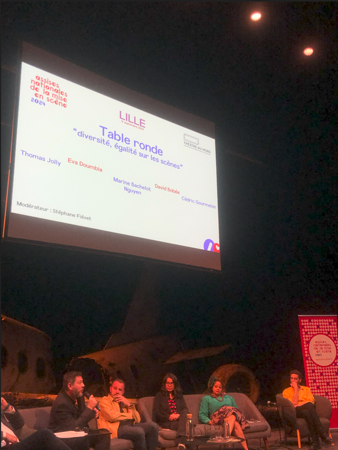 Lors de la table ronde "Diversité, égalité sur les scènes" qui conclut l’édition lilloise des Assises Nationales de la Mise en Scène. 

Sont réuni⸱es Marine Bachelot Nguyen, Eva Doumbia, Cédric Gourmelon et Thomas Jolly autour de David Bobée, grand témoin de cette édition.