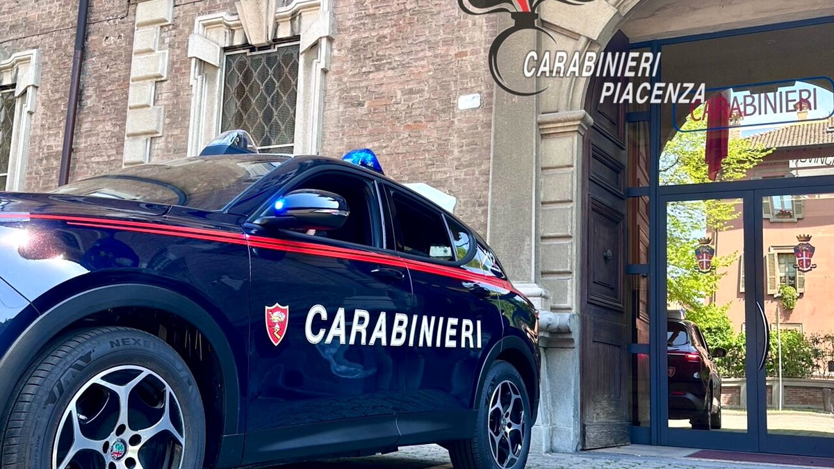 Travo: sorprende il ladro in casa, lo insegue e lo fa arrestare dai carabinieri: Un 44enne si è trovato faccia a faccia con il malvivente che ha provato a scappare, invano. La refurtiva è stata recuperata dlvr.it/TDLfdD