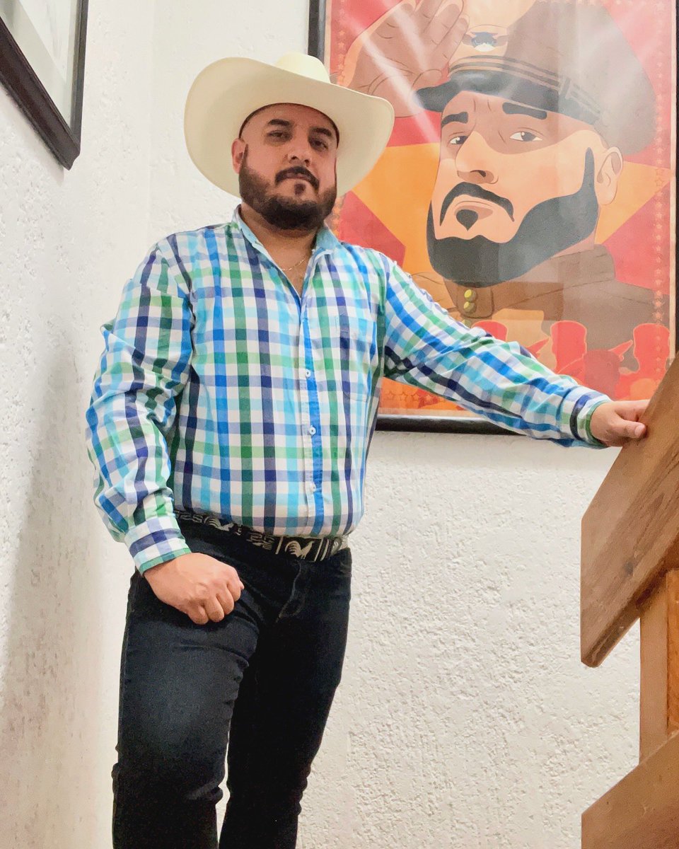 SocioRockstar's tweet photo. Listos para el grito! 🔔🇲🇽🎇
#VivaMexico #Mexico
#GritoDeIndependencia #Vaqueros
#Cowboy #Beardmen #CubBear
#Gordito #DadBod
#ChubBaldAndAwesome
#BearsOnInstagram #Oso #Bear
#ImNotAbearNotYetAwomen https://t.co/PuJG2mJxJY