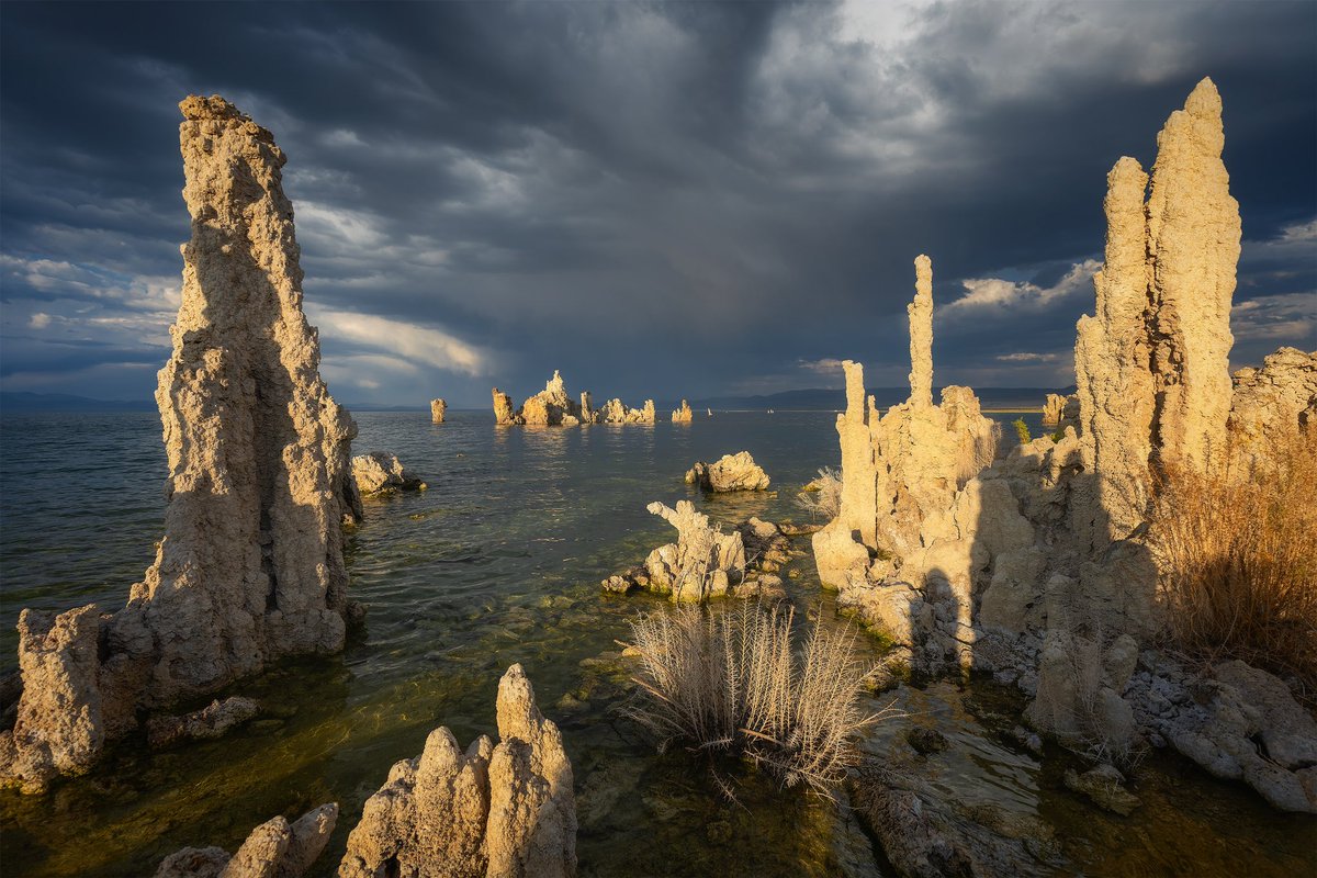 ryan_steele_mcg's tweet photo. Beautiful light &amp; dark clouds at Mono Lake, California https://t.co/jzN9fK17NI