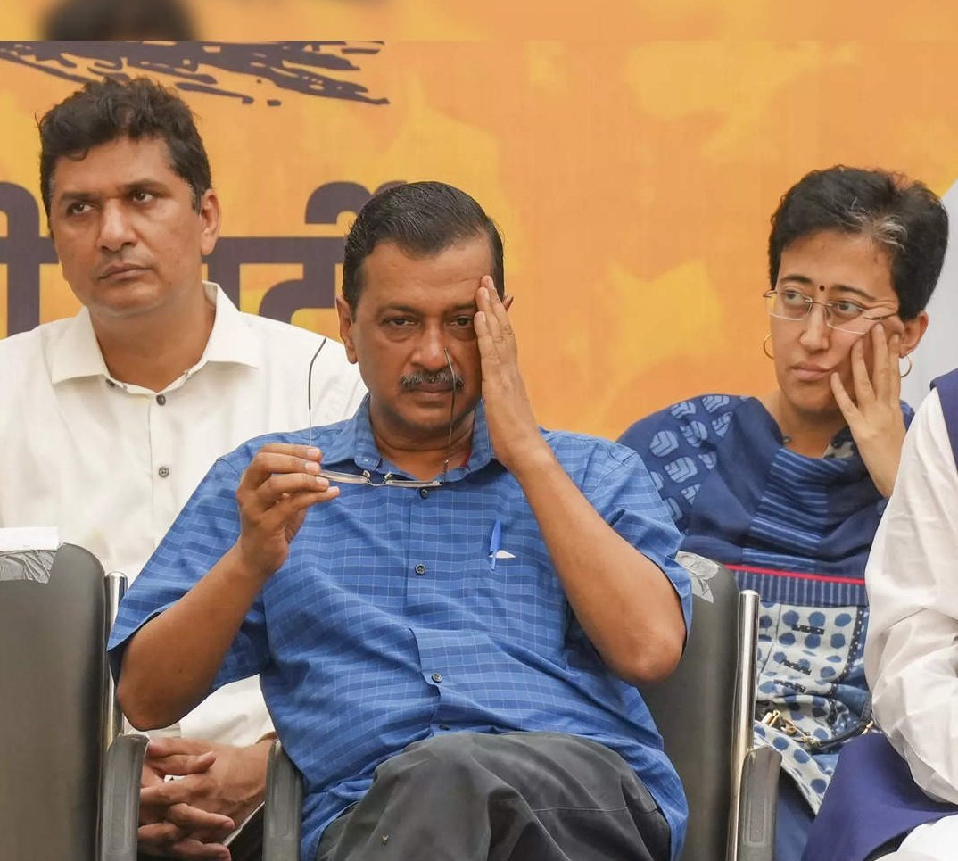 epanchjanya's tweet photo. "अब केजरीवाल कभी भी दिल्ली के मुख्यमंत्री नहीं बनेंगे"

हमने कहा केजरीवाल जेल जाएगा 
आपिये कहते थे नहीं जाएगा 

जेल गया 

हमने कहा इस्तीफ़ा देना पड़ेगा , आपिये कहते थे नहीं देगा
 
देना पड़ा 

हमने कहा था शीश महल ख़ाली करना पड़ेगा , एक हफ़्ते में ख़ाली होगा 

अब हम ताल ठोक कर कह रहें हैं केजरीवाल अब दिल्ली का CM कभी नहीं बनेगा