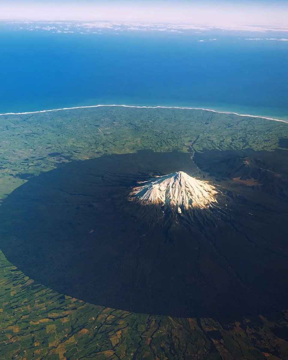 Ltquy010203's tweet photo. Núi Taranaki – Ngọn núi thiêng gần 1.300 năm tuổi của New Zealand https://t.co/aAMn3lg5Tu