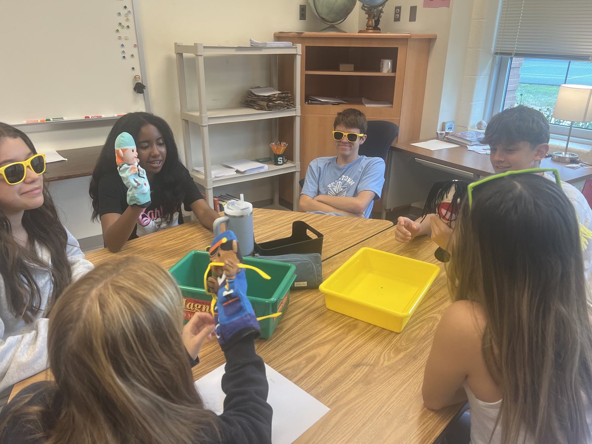 ZCastellanoAPS's tweet photo. Students in Child Development are getting ready to work with preschoolers by inventing fun games with the toys. https://t.co/lu4MNYSSNj