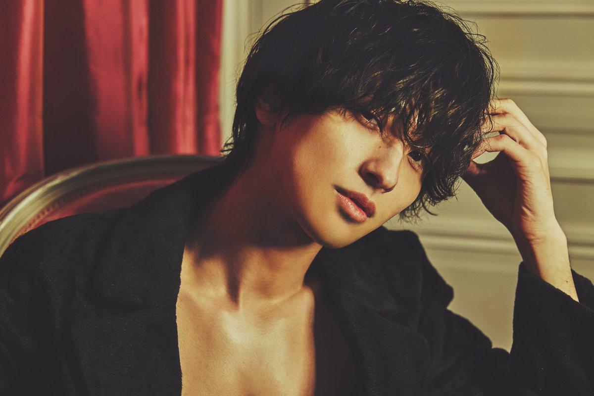 modelpress's tweet photo. 【人気記事】横浜流星、初の海外カレンダー撮影で大人の魅力を表現

https://t.co/DdG2UXtVnx

横浜が初の海外撮影による2025年カレンダーを11月22日に発売。パリで撮影され、洗練されたジャケット姿やバスローブ姿を披露。 https://t.co/sBBUxehiE9