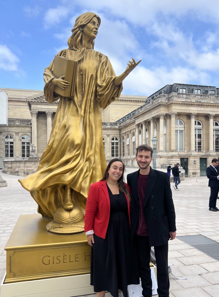 SabrinaSebaihi's tweet photo. Aujourd’hui à l’inauguration des Dix statues de Femmes en Or de la cérémonie d’ouverture des Jeux Olympiques, accueillies au coeur de la maison du peuple! Un honneur de rencontrer @Thomajolly, artisan de cette cérémonie qui a mis au centre la diversité de l’histoire et la société française.

Ici, nous sommes devant la statue monumentale de Gisèle Halimi, avocate, militante féministe et ancienne députée. Trônent aussi Christine de Pizan, Jeanne Barret, Olympe de Gouges, Louise Michel, Alice Guy, Alice Milliat, Paulette Nardal, Simone de Beauvoir et Simone Veil. Ces femmes sont des exemples pour toutes celles qui souhaitent s’engager pour transformer leur pays. Les visiteurs des Journées européennes du patrimoine et les groupes scolaires en visite à l’Assemblée nationale auront l’occasion de voir ces statues. Prochaine étape, l’espace public?
