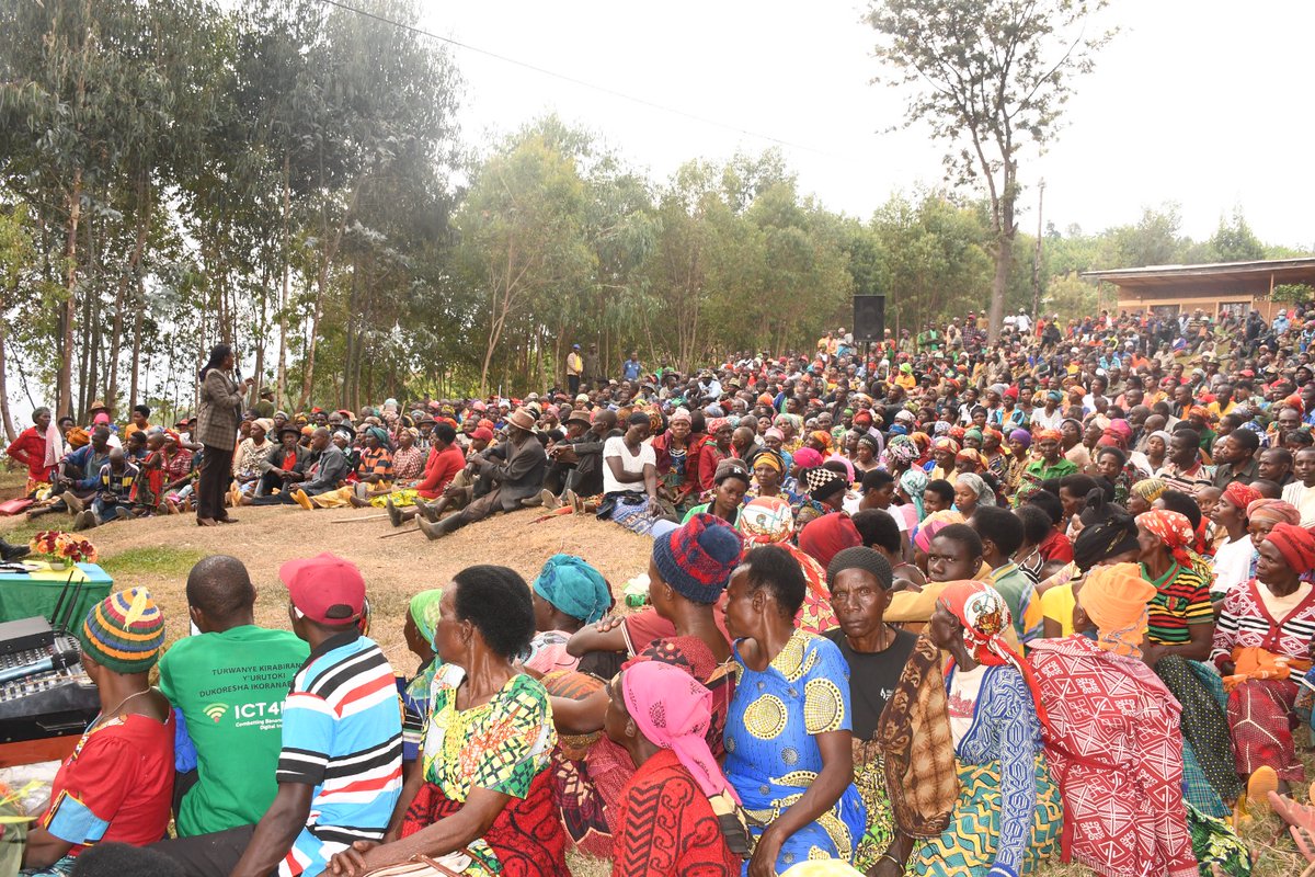 Nyamagabe's tweet photo. Guverineri wa @RwandaSouth, @KayitesiAlice ari kumwe n'Umuyobozi w'Akarere, @mwungeri yayoboye Inteko y'Abaturage mu Kagari ka #Buteteri, mu Murenge wa #Mushubi. 1/2
#UmuturageKuIsonga https://t.co/necvkbPsqC