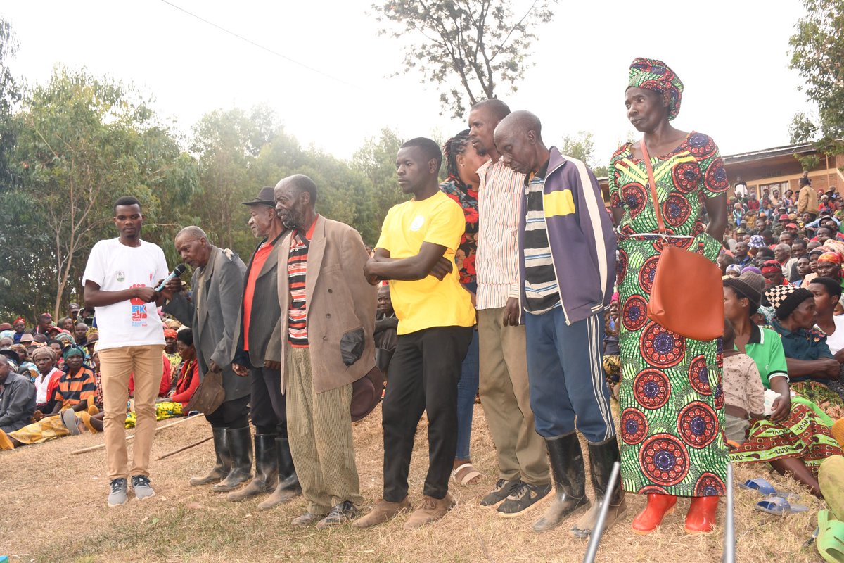 Nyamagabe's tweet photo. Guverineri wa @RwandaSouth, @KayitesiAlice ari kumwe n'Umuyobozi w'Akarere, @mwungeri yayoboye Inteko y'Abaturage mu Kagari ka #Buteteri, mu Murenge wa #Mushubi. 1/2
#UmuturageKuIsonga https://t.co/necvkbPsqC