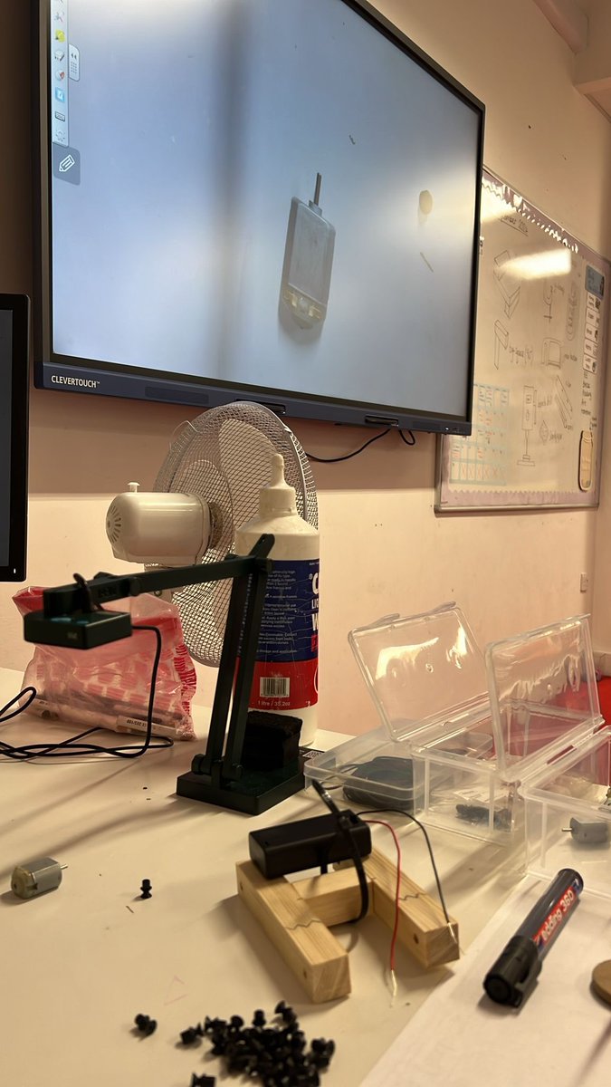 heppdt's tweet image. Using the visualiser in everyday teaching of DT is an absolute must. All children could see the small features on the motor so knew exactly what needed to be done 👍 
#primaryDT #workshops #visualiser
