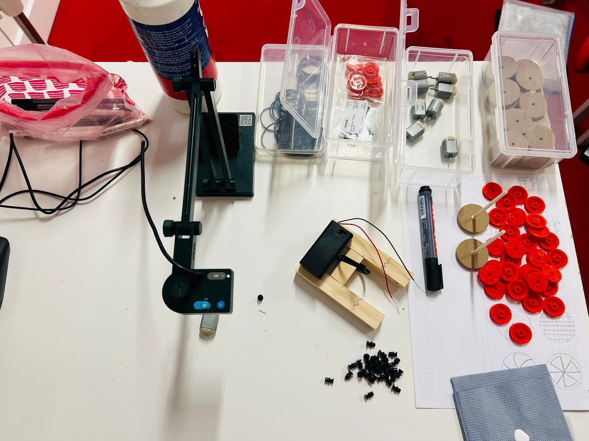 heppdt's tweet image. Using the visualiser in everyday teaching of DT is an absolute must. All children could see the small features on the motor so knew exactly what needed to be done 👍 
#primaryDT #workshops #visualiser