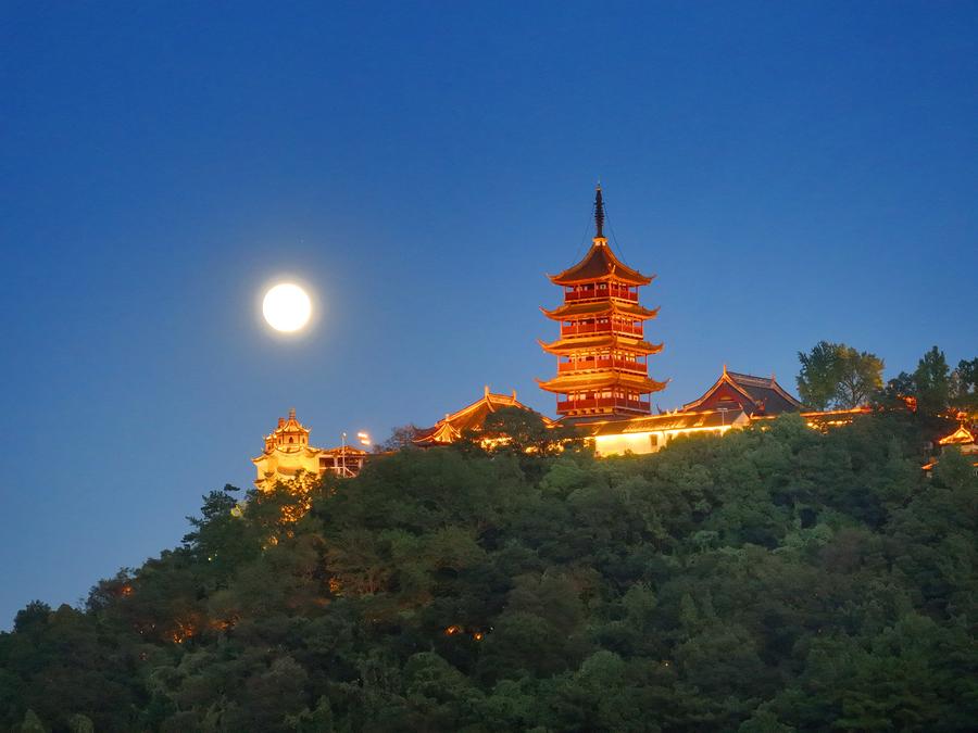 XinhuaEconomy's tweet photo. Cultural and tourist activities have become an important element in attracting tourists during public holidays in China, according to experts.
China Focus: Embracing traditional culture during Mid-Autumn Festival https://t.co/uZKj6oX8ZR https://t.co/1eCsZRX8rK