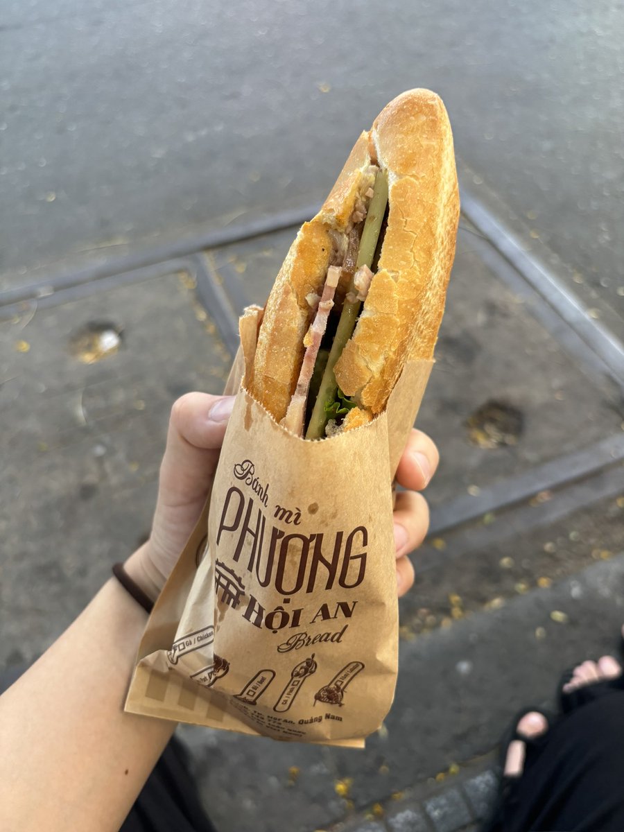 mana_asante's tweet photo. 移動してはバインミーとフォーを食べているベトナム旅。

お店によって味が違くて飽きない。
おいしいな〜 https://t.co/fHGtm07Nc8