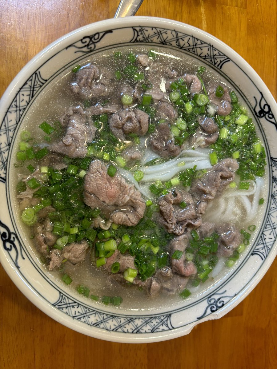 mana_asante's tweet photo. 移動してはバインミーとフォーを食べているベトナム旅。

お店によって味が違くて飽きない。
おいしいな〜 https://t.co/fHGtm07Nc8