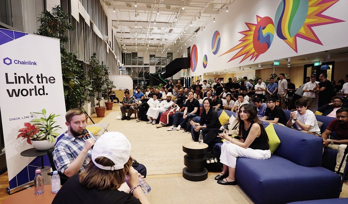 chainlink's tweet photo. Industry leaders &amp; builders gathered at the Powering Build to Scale with Chainlink event for a night of learning with Chainlink Labs, @HoldstationW, @LekkerFinance, @Scroll_ZKP, &amp; @wisdomise.

@StaniKulechov &amp; @SergeyNazarov also discussed RWAs &amp; the importance of security. https://t.co/v21ftK9EXK