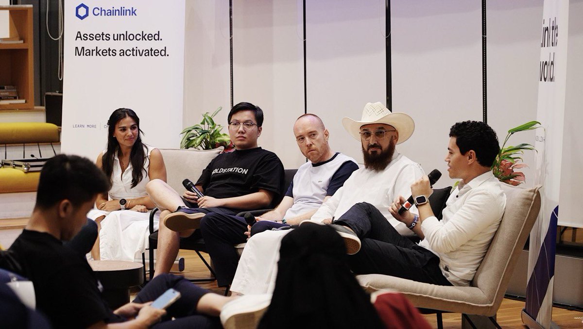 chainlink's tweet photo. Industry leaders &amp; builders gathered at the Powering Build to Scale with Chainlink event for a night of learning with Chainlink Labs, @HoldstationW, @LekkerFinance, @Scroll_ZKP, &amp; @wisdomise.

@StaniKulechov &amp; @SergeyNazarov also discussed RWAs &amp; the importance of security. https://t.co/v21ftK9EXK