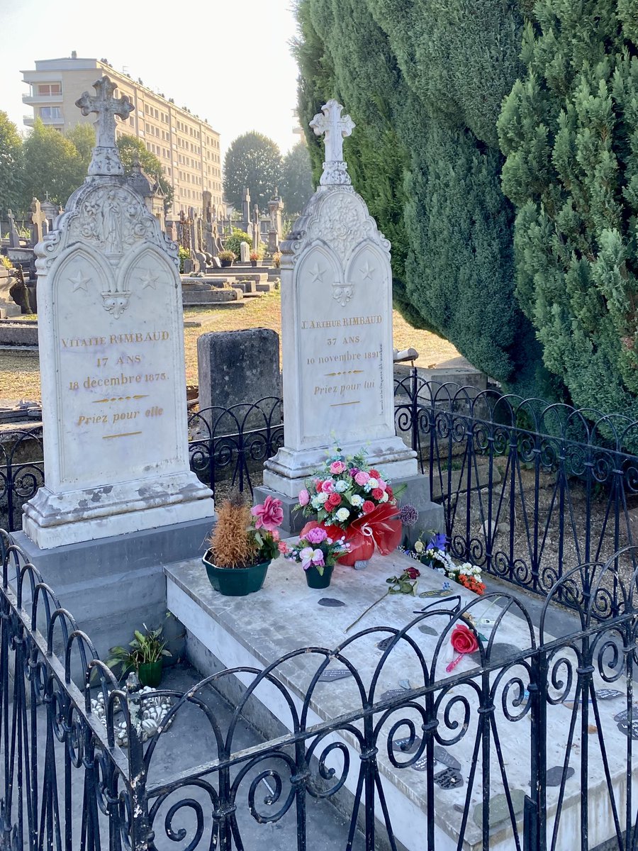 eubliine's tweet photo. J’ai salué Arthur Rimbaud en rentrant ce soir.

Il y a des peupliers verts sur la promenade, les soirs de septembre sentent bon à jamais, et Arthur aura dix-sept ans pour l’éternité. 

@VilledeCMz https://t.co/dOt4lEU4tP