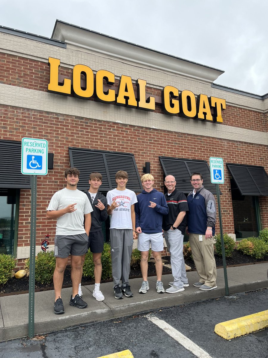 darrenleach33's tweet photo. A big CRCS salute to these Mavs for helping us present our Read Option program today at the East Tennessee Partners in Education conference. We celebrated with lunch in style. #loveservecare @BenDownsACMAVS @MaverickAD1 @ACSchoolsTN @ACMav4Life https://t.co/9y7tHBuYKx