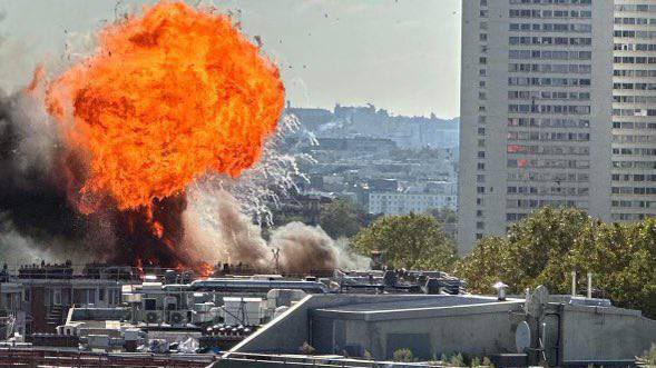 info_Paris_IDF's tweet image. 🔴 DIRECT - #Explosion à #Paris : L’incendie au niveau de la porte d’Ivry n’a fait aucune #victime.  

👉 Les #pompiers indiquent que le toit, au-dessus du 6e étage, était en travaux. Les circonstances du départ de feu sont encore inconnues. (France Bleu) #Paris13